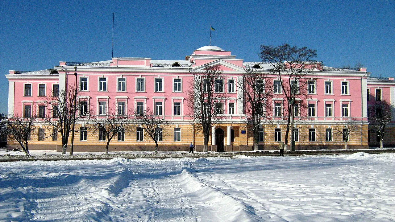 Gebouw van de districtsadministratie in Sjepetivka, regio Chmelnytsky, het district dat werd getroffen door de drone-aanval van 15 oktober