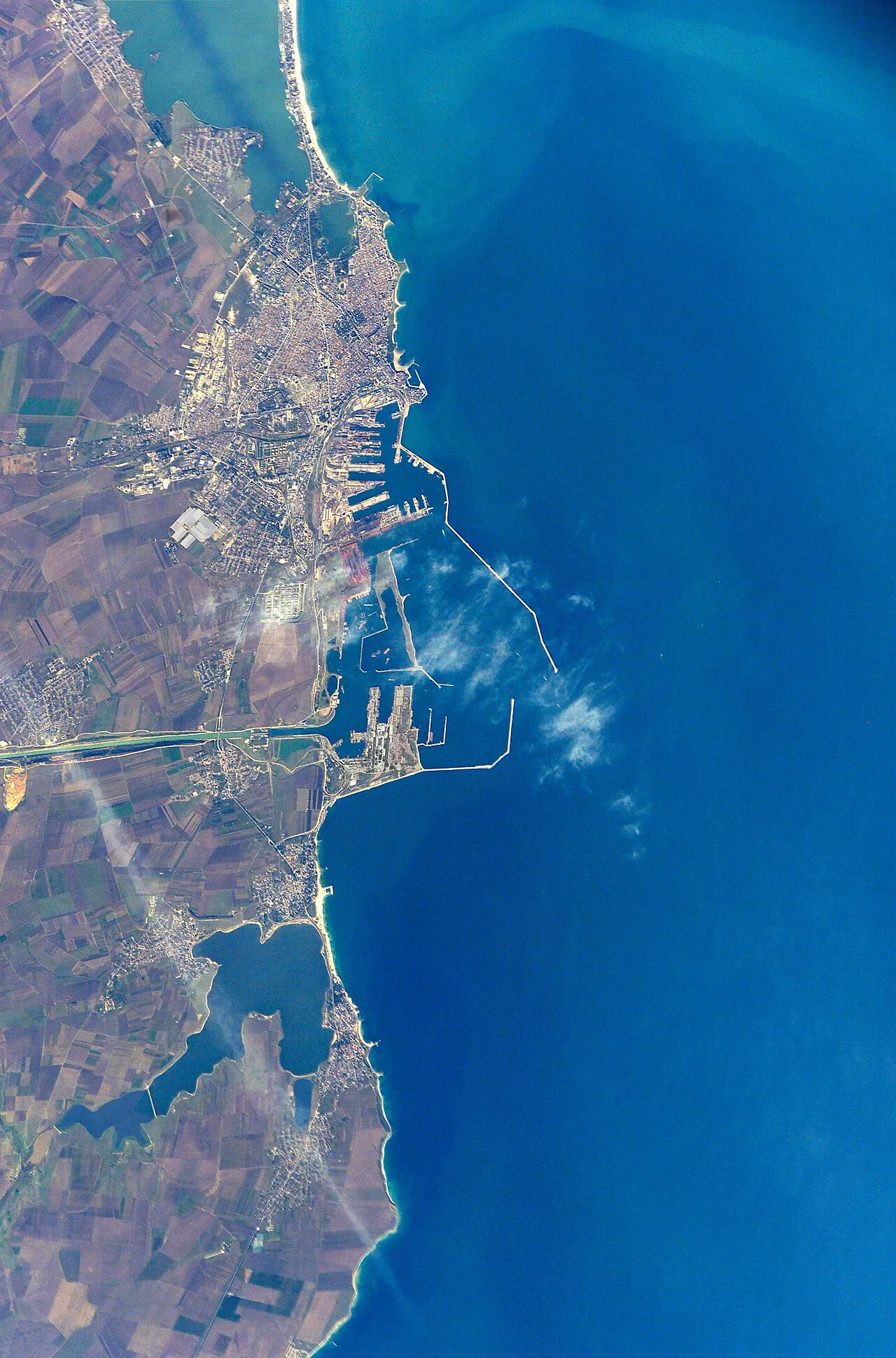 Satellietbeeld van Constanța, de Roemeense havenstad van waaruit de maritieme autoriteiten de redding bij het getroffen graanschip coördineerden.
