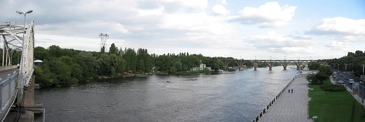 De rivier Dnipro door de stad Dnipro, Oekraïne.