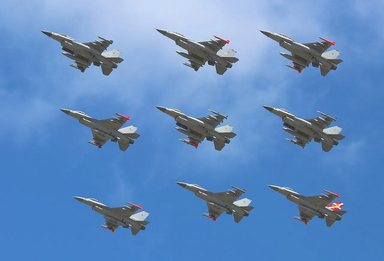 Deense F-16-gevechtsvliegtuigen van de Koninklijke Deense Luchtmacht in formatie tijdens een luchtshow.