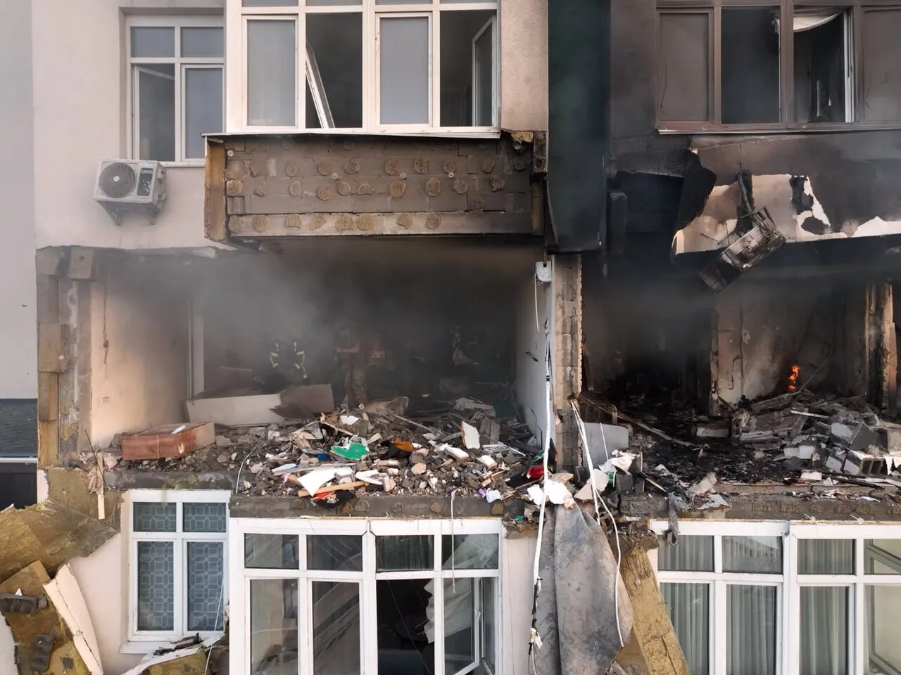 Woongebouw in Kyiv met beschadigde bovenverdiepingen na een Russische raketaanval