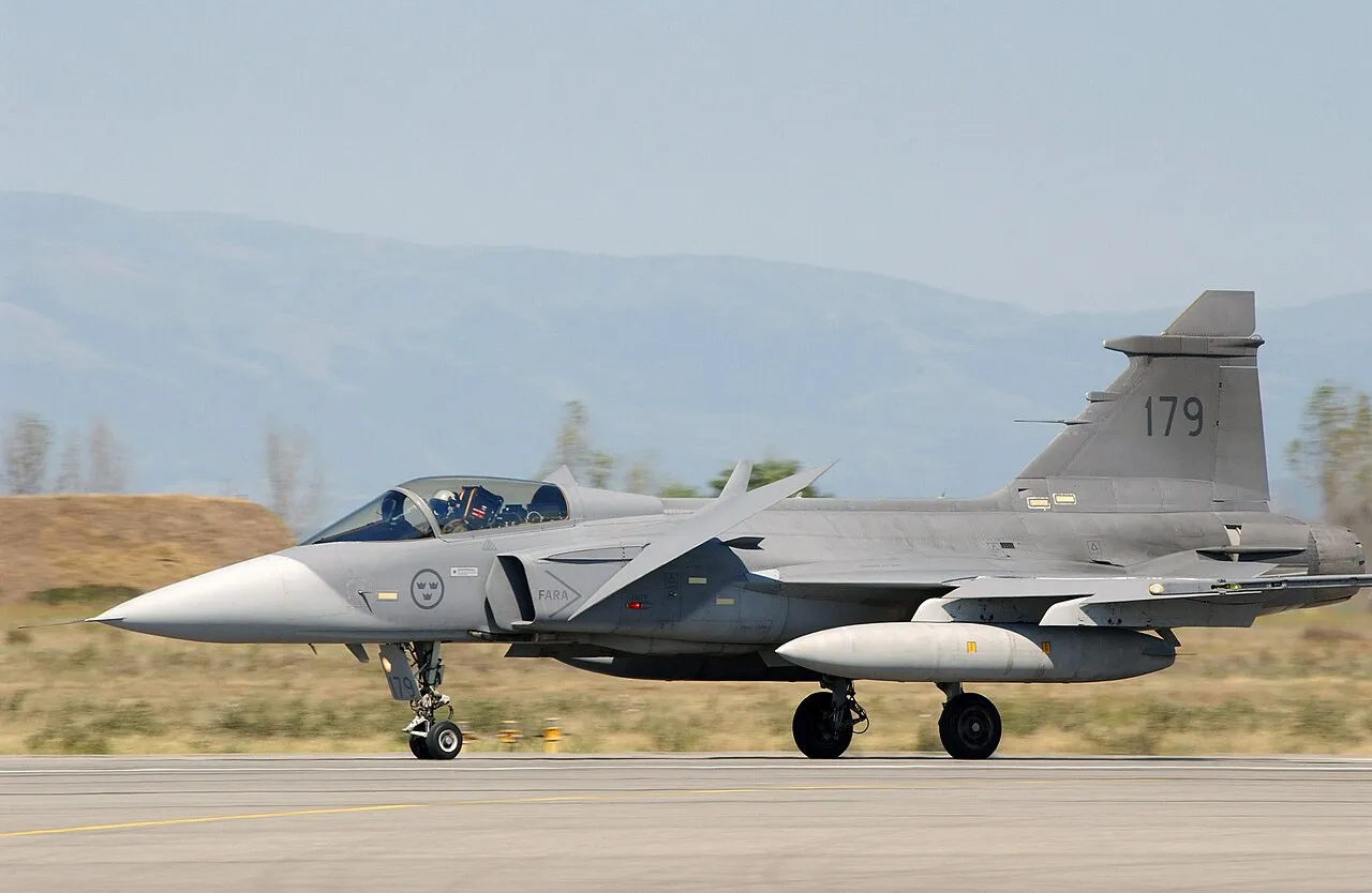 Een JAS 39 Gripen-gevechtsvliegtuig van de Zweedse luchtmacht landt.